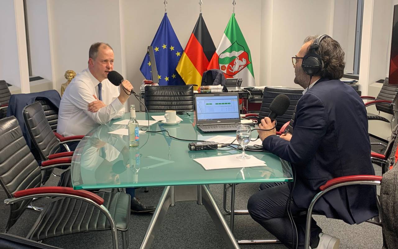 NRW-Familienminister Joachim Stamp im Interview mit José Narciandi
