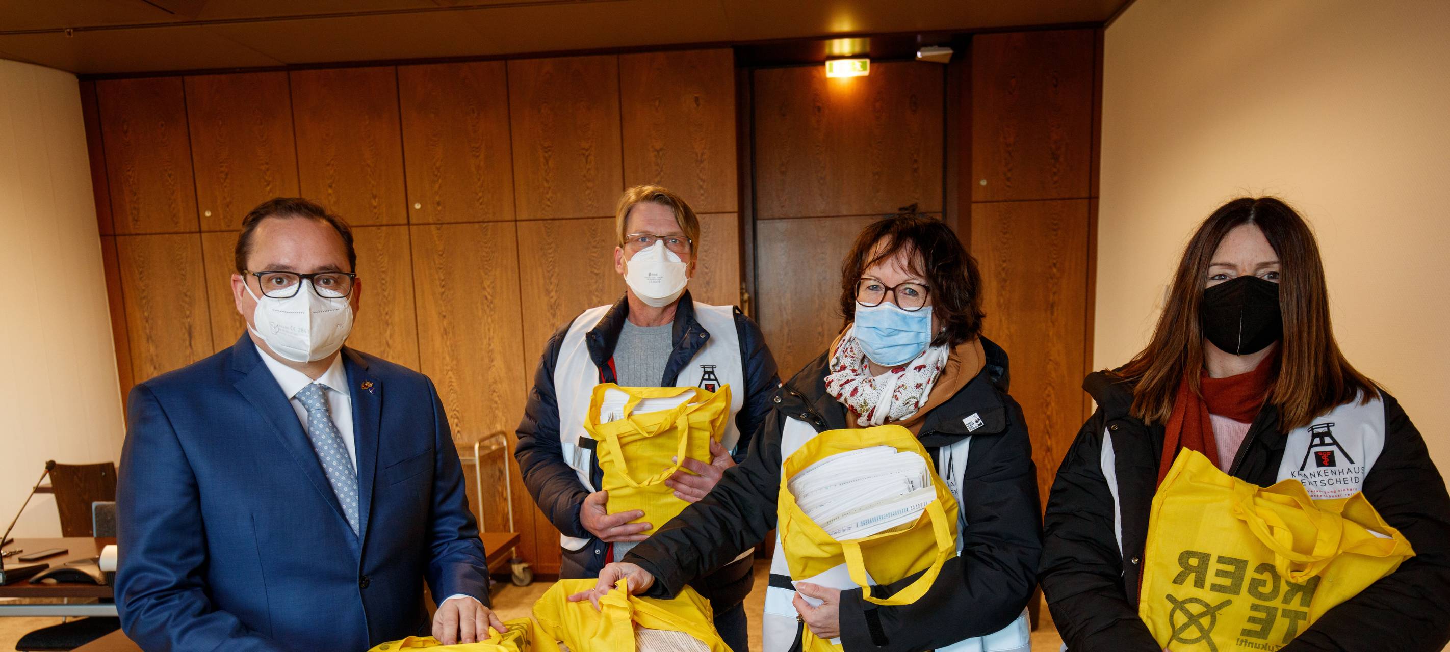 Krankenhaus-Entscheid hat knapp 20.000 Unterschriften übergeben