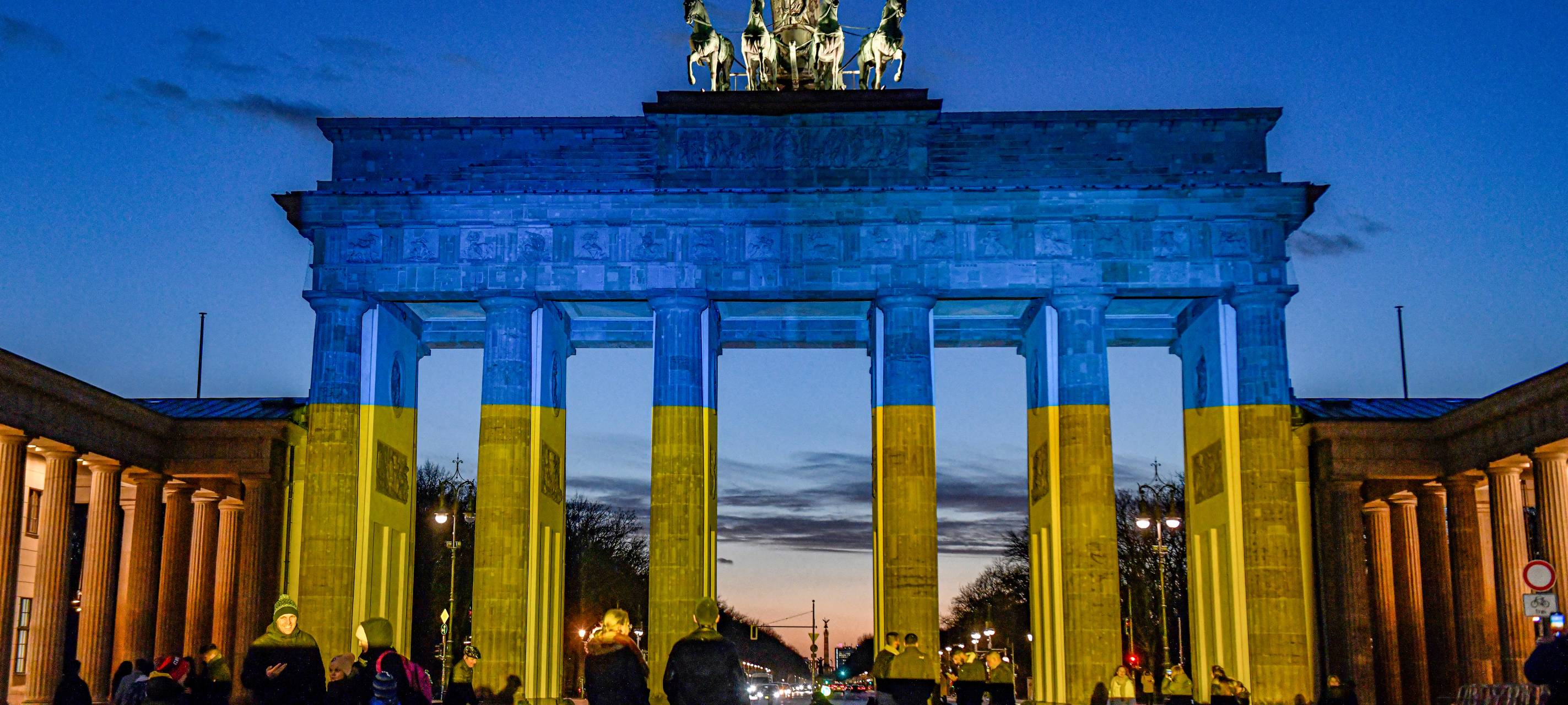 Das Brandenburger Tor leuchtet am 23. Februar 2022 in den Nationalfarben der Ukraine