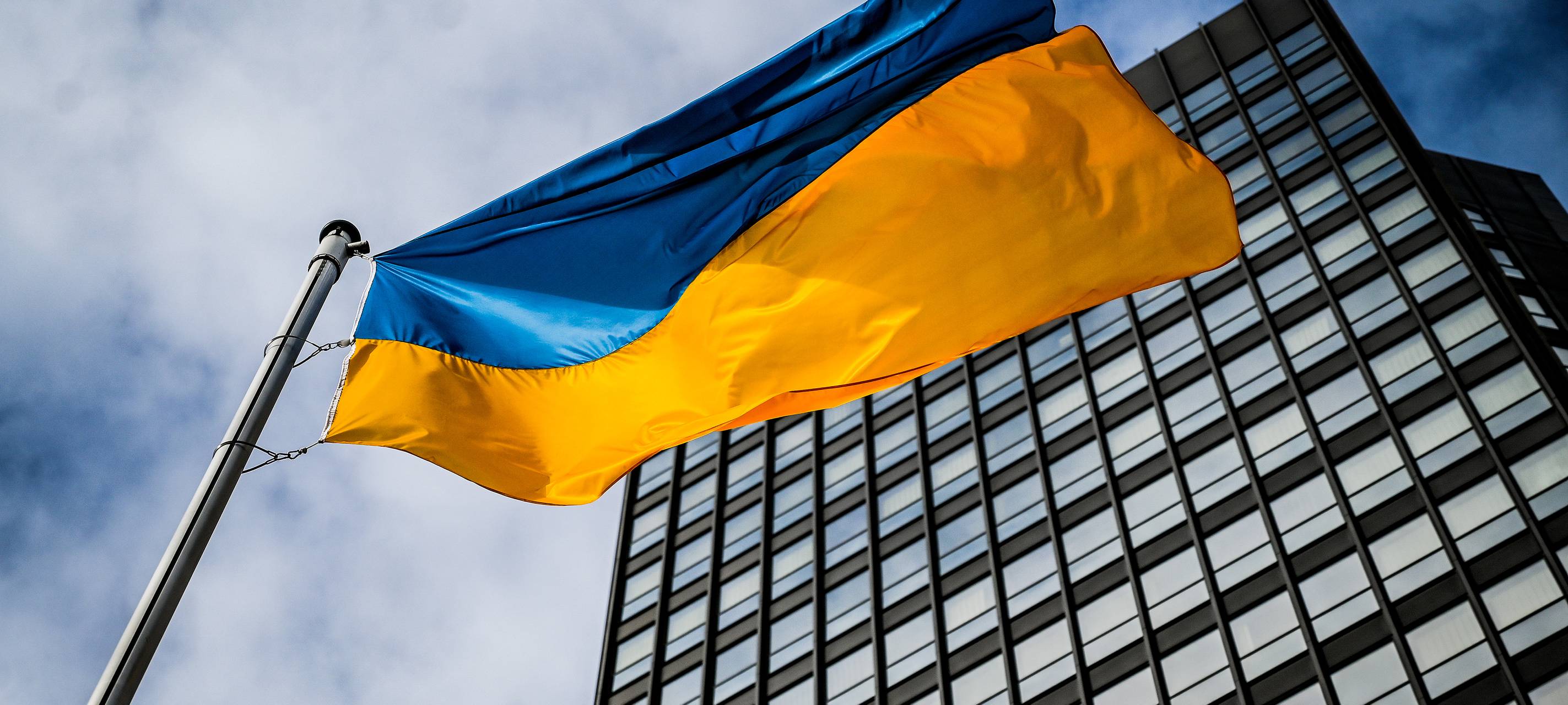 flagge-ukraine-rathaus-radio-essen-russland-krieg