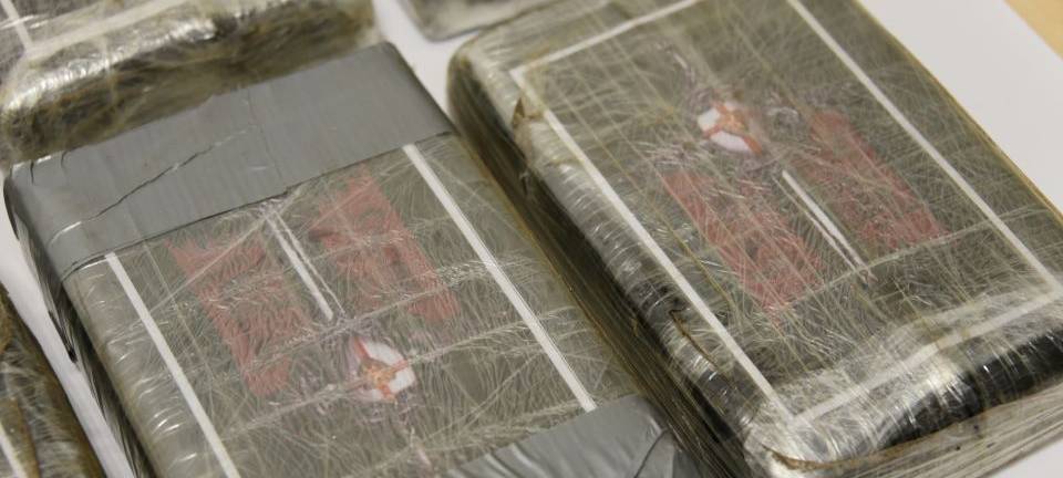 Von diesen Kokain-Paketen fand die Polizei insgesamt zehn bei dem mutmaßlichen Drogenkurier.