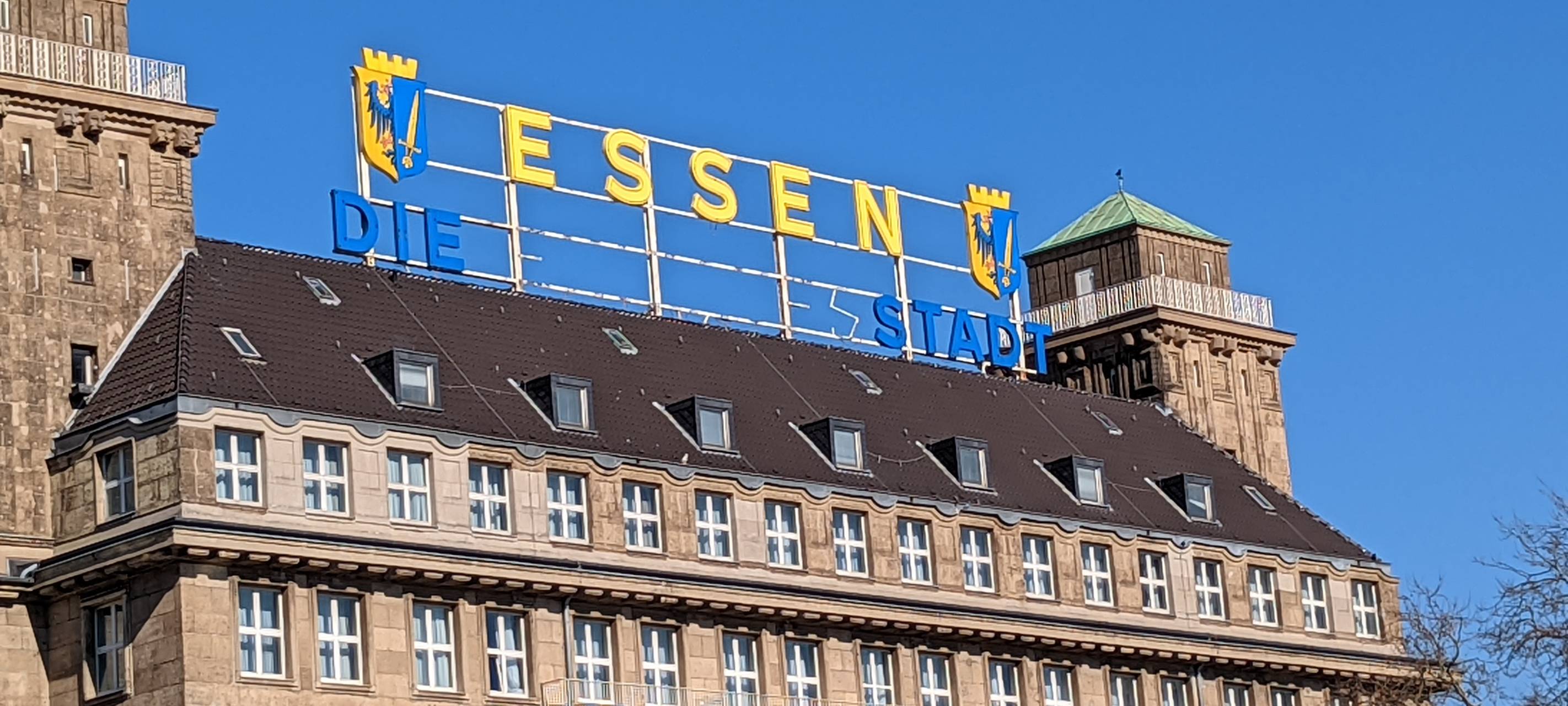 Essen - Die Stadt. So ist der Zwischenstand beim Umbau des Schriftzuges am Eingang zur Innenstadt
