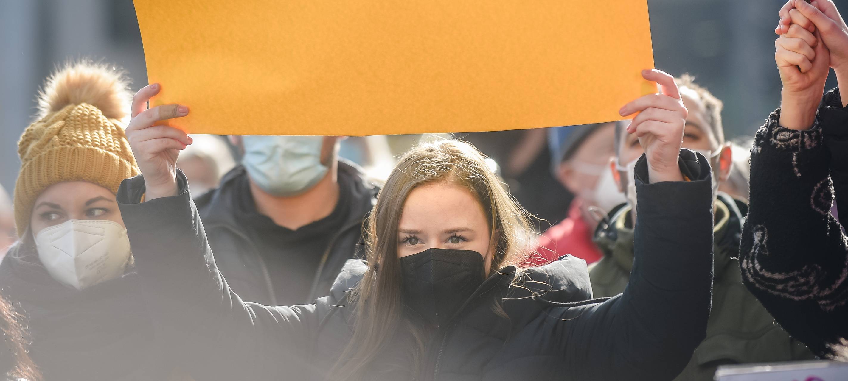 ukraine-willy-brandt-platz-essen-radio-essen-demo-flagge-frau-solidarität