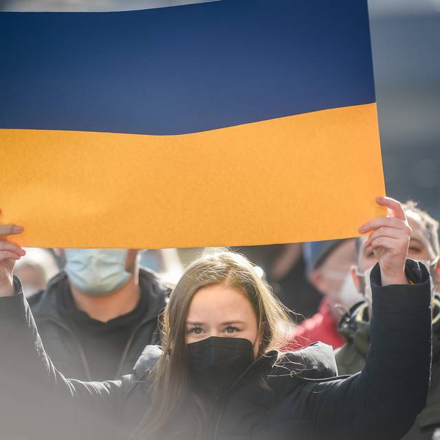ukraine-willy-brandt-platz-essen-radio-essen-demo-flagge-frau-solidarität
