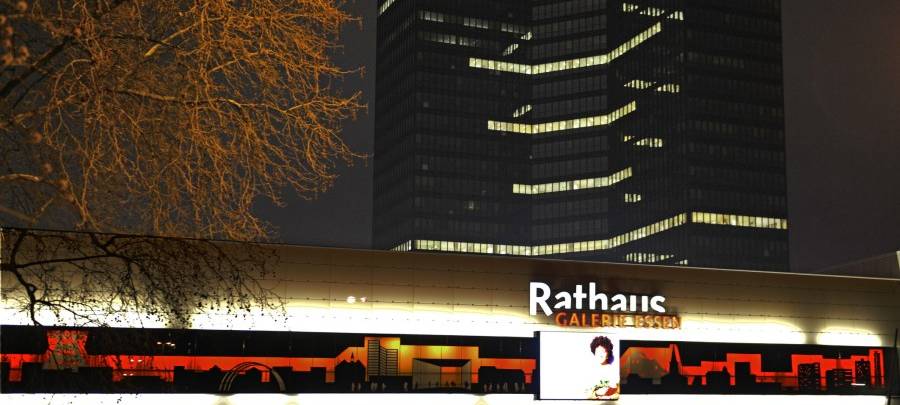 Rathaus in Essen leuchtet zum Gedenken an Corona-Tote am 9. März 2021