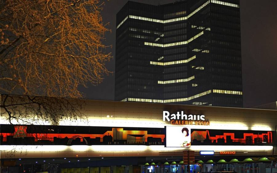 Rathaus in Essen leuchtet zum Gedenken an Corona-Tote am 9. März 2021