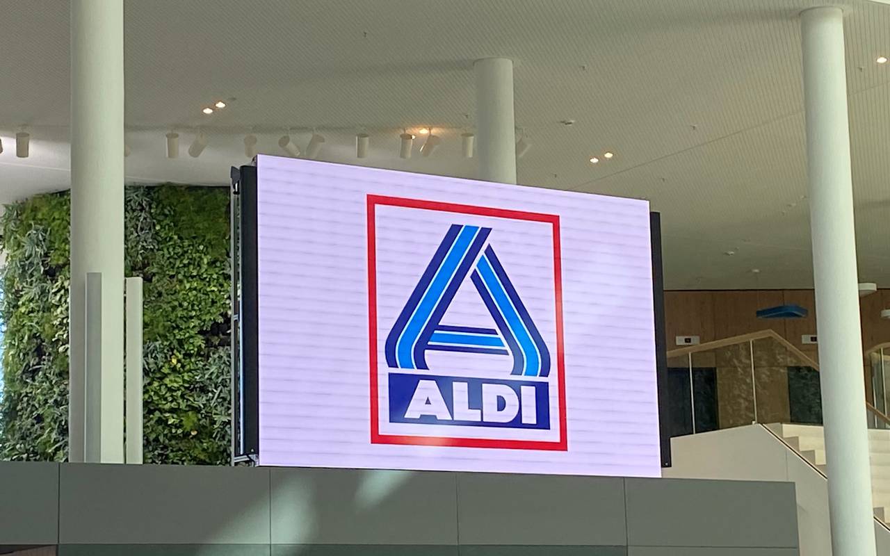 Die neue ALDI-Zentrale in Kray ist hochmodern und hat unter anderem einen großen Bildschirm im Atrium