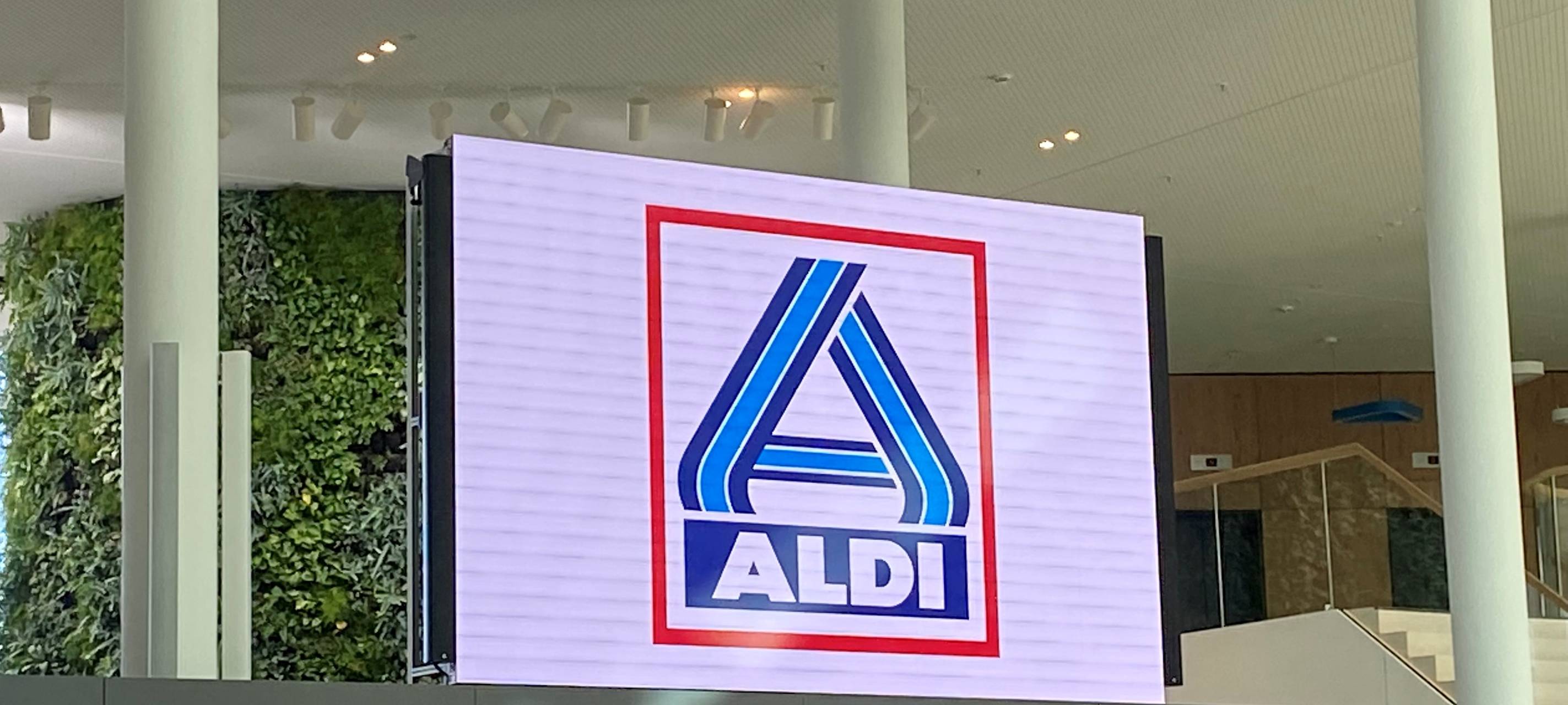 Die neue ALDI-Zentrale in Kray ist hochmodern und hat unter anderem einen großen Bildschirm im Atrium