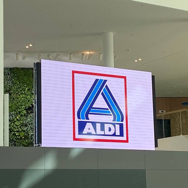 Die neue ALDI-Zentrale in Kray ist hochmodern und hat unter anderem einen großen Bildschirm im Atrium