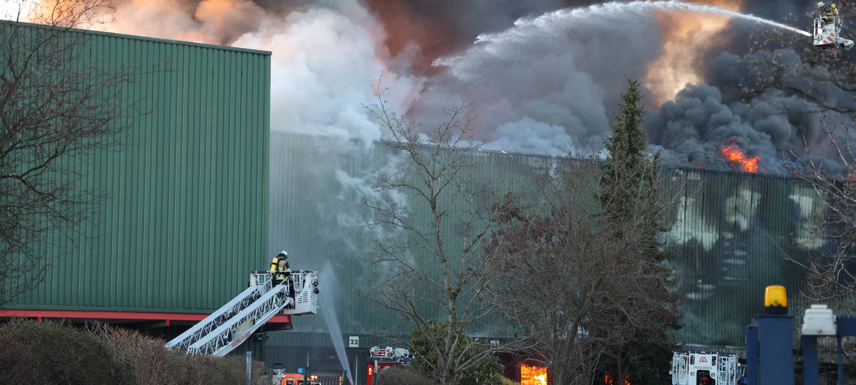 Lagerhalle mit Möbeln in Essen-Kray brennt komplett aus