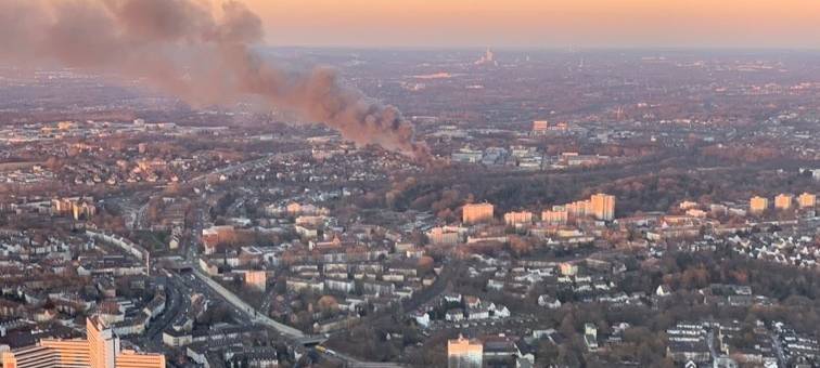 Feuerwehr Essen: Großbrand bei Möbelhaus, Rauch über der Stadt