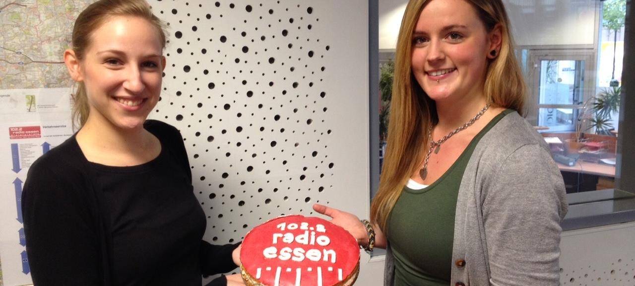 Zwei ehemalige Praktikantinnen bei Radio Essen.