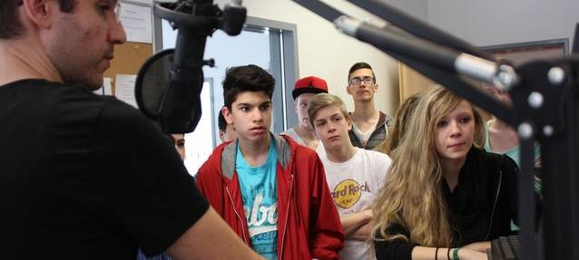 Die Radio Essen-Radioklasse 2014 im Studio bei Patrick Wilking.