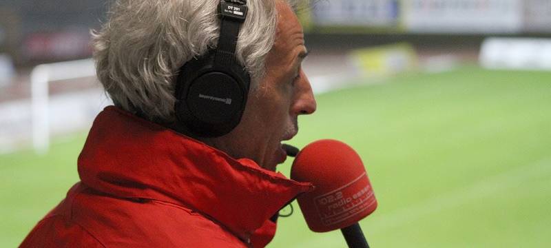 Sportreporter Uwe Loch von Radio Essen im Stadion