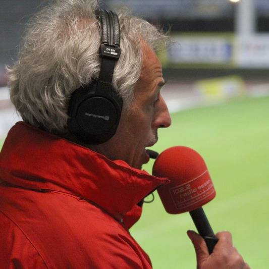 Sportreporter Uwe Loch von Radio Essen im Stadion