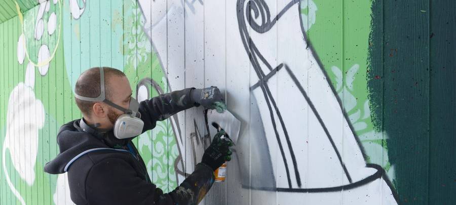 Graffiti-Künstler Jan Schoch bei der Arbeit