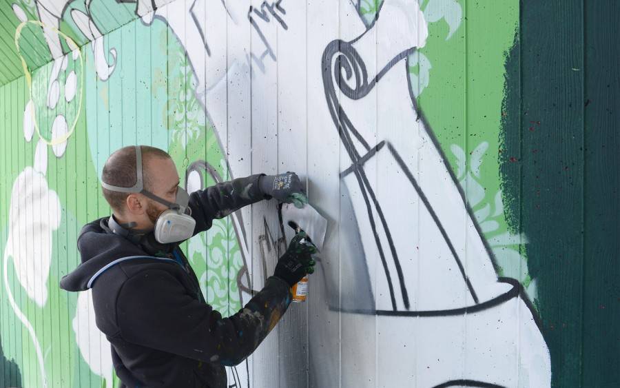 Graffiti-Künstler Jan Schoch bei der Arbeit