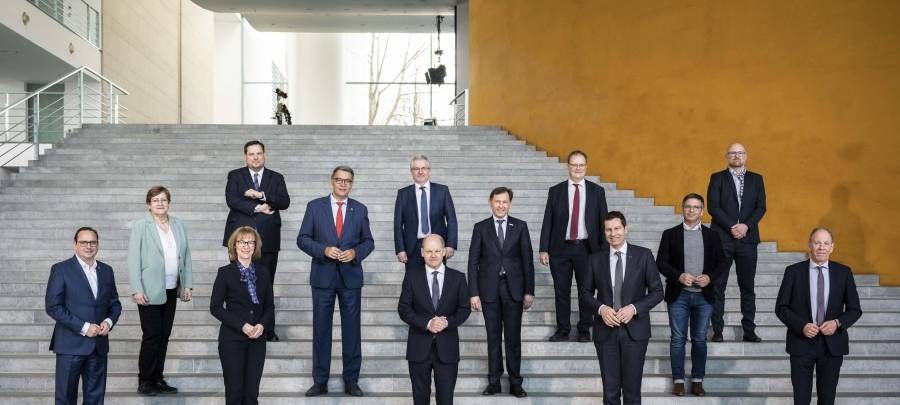 Die Oberbürgermeister:innen und Landräte aus dem Ruhrgebiet mit Bundeskanzler Scholz