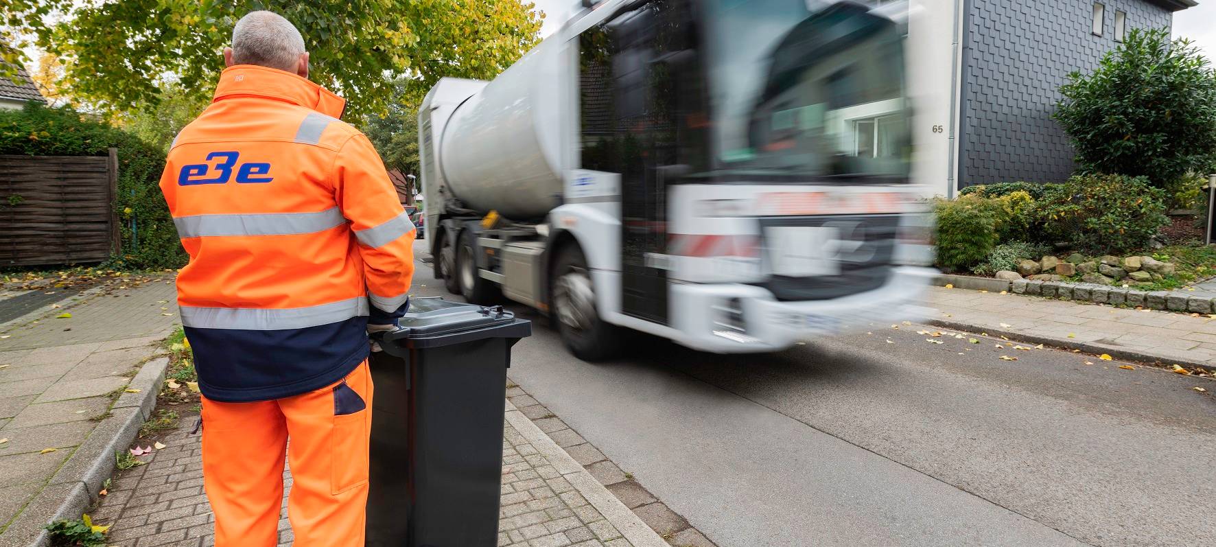 Leerung der Mülltonnen in Essen durch die Entsorgungsbetriebe