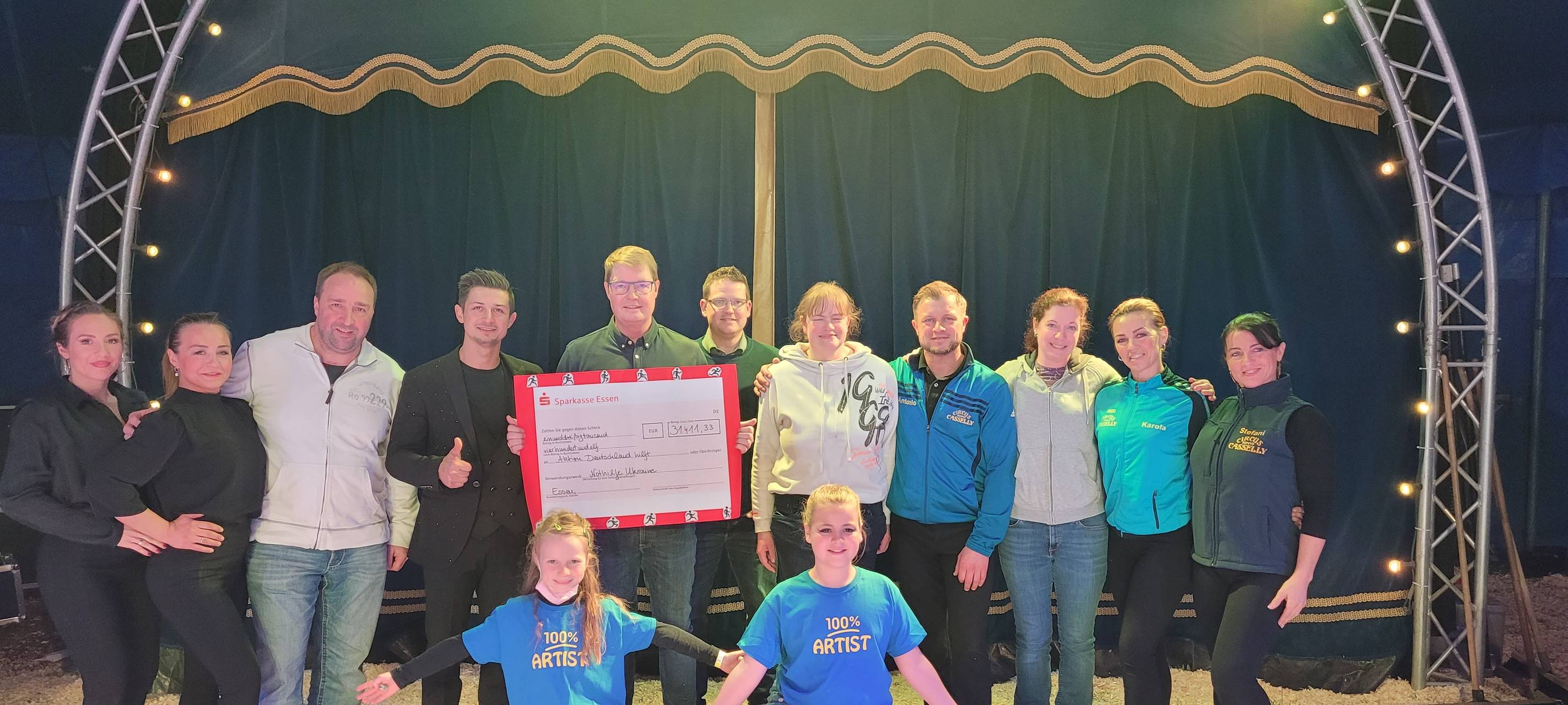 Spendenübergabe im Zirkuszelt: Die Grundschule Burgaltendorf hat fast 35.000 Euro gesammelt.