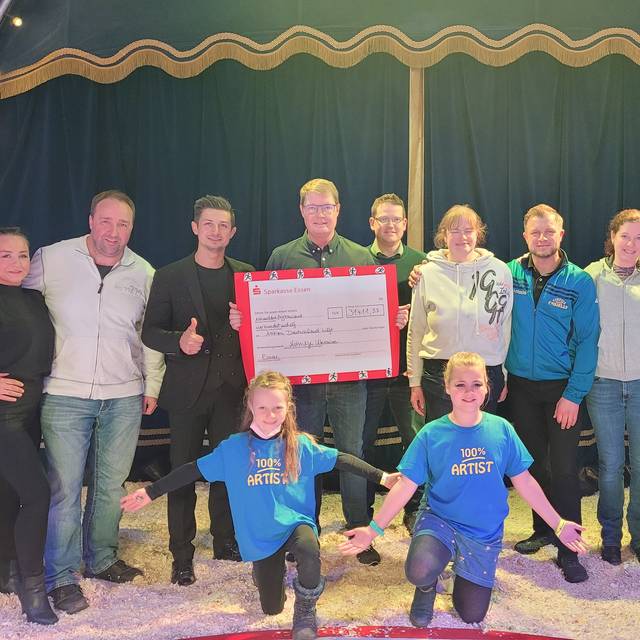 Spendenübergabe im Zirkuszelt: Die Grundschule Burgaltendorf hat fast 35.000 Euro gesammelt.
