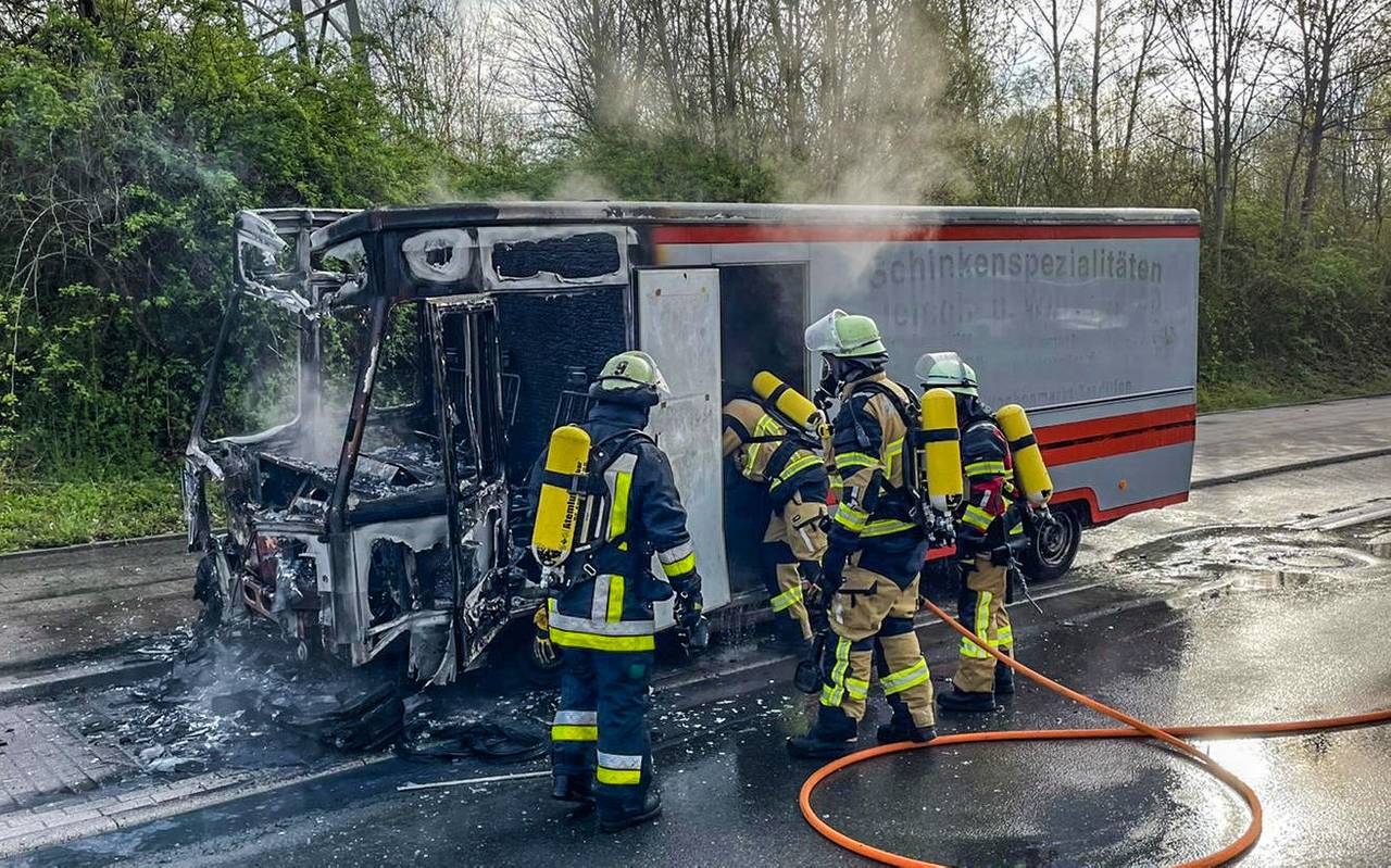 Imbisswagen brennt in Essen-Nordviertel aus