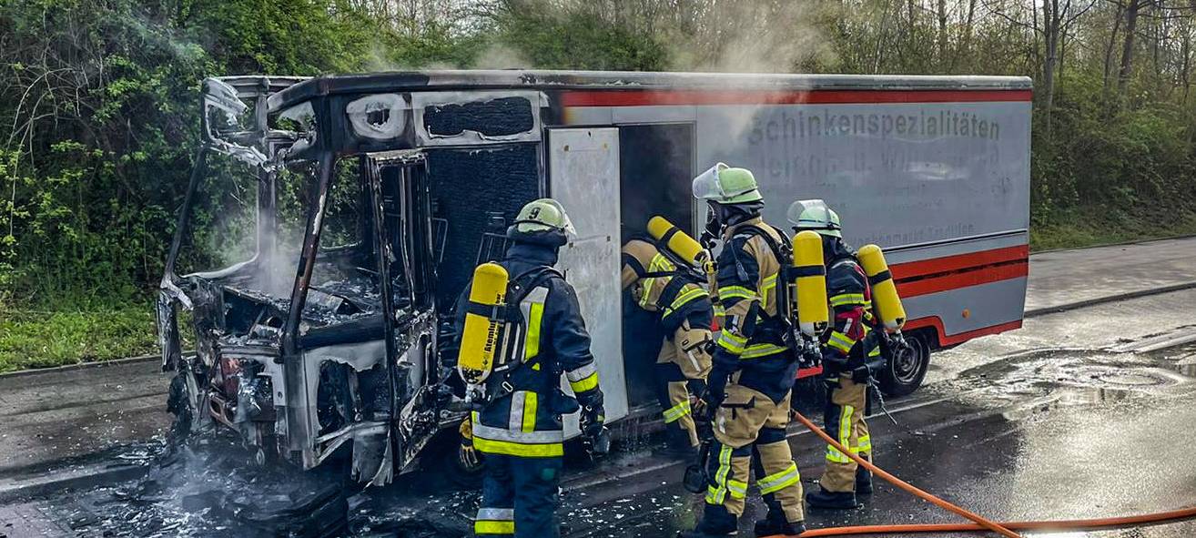 Imbisswagen brennt in Essen-Nordviertel aus