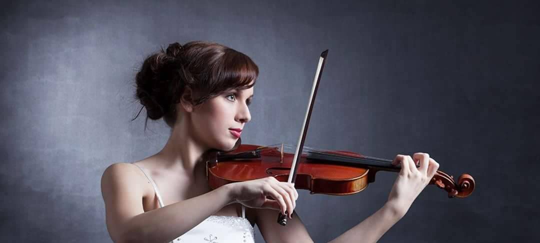 Die Violinistin Lea Brückner sammelt mit Musik Geld für den Umweltschutz.