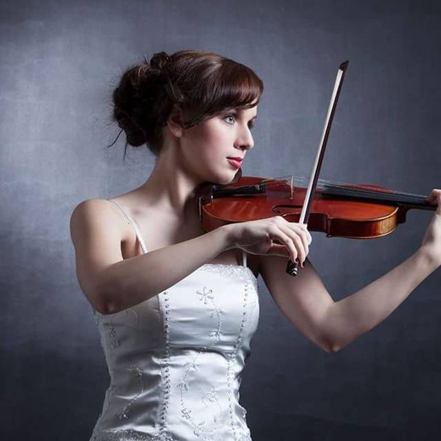 Die Violinistin Lea Brückner sammelt mit Musik Geld für den Umweltschutz.