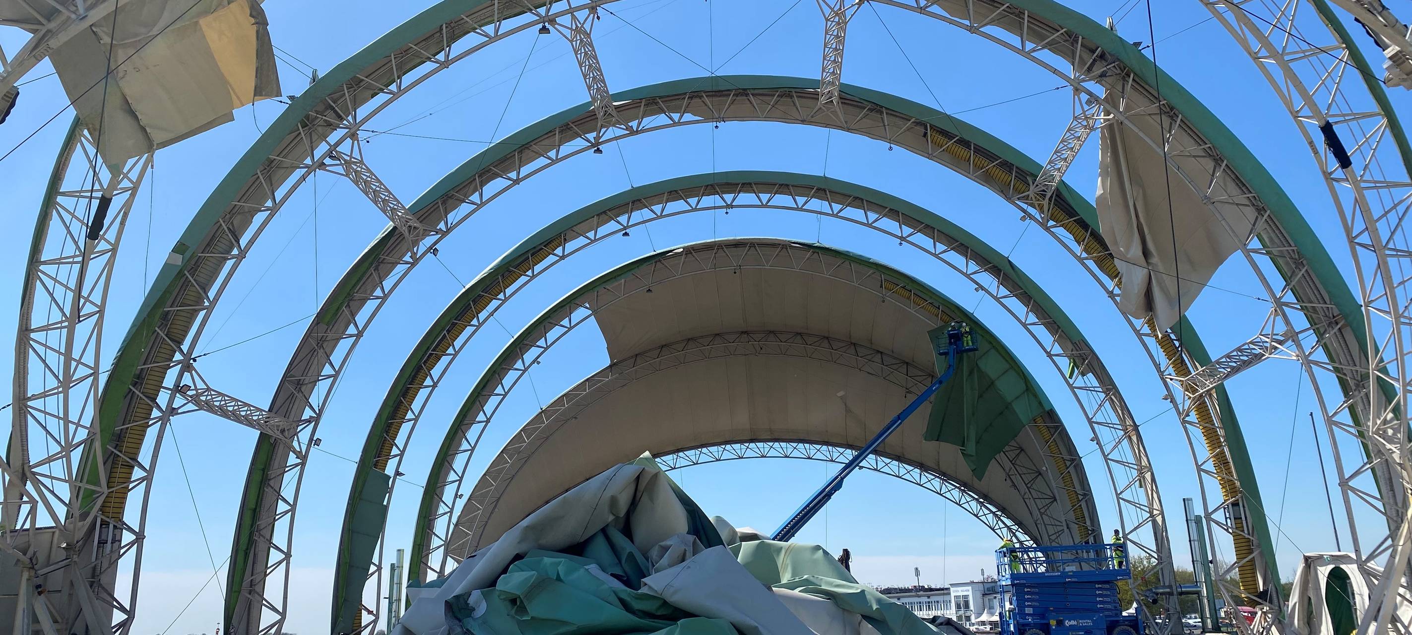 Die alte, grüne Luftschiff-Halle am Flughafen Essen-Mülheim während des Abrisses im April.