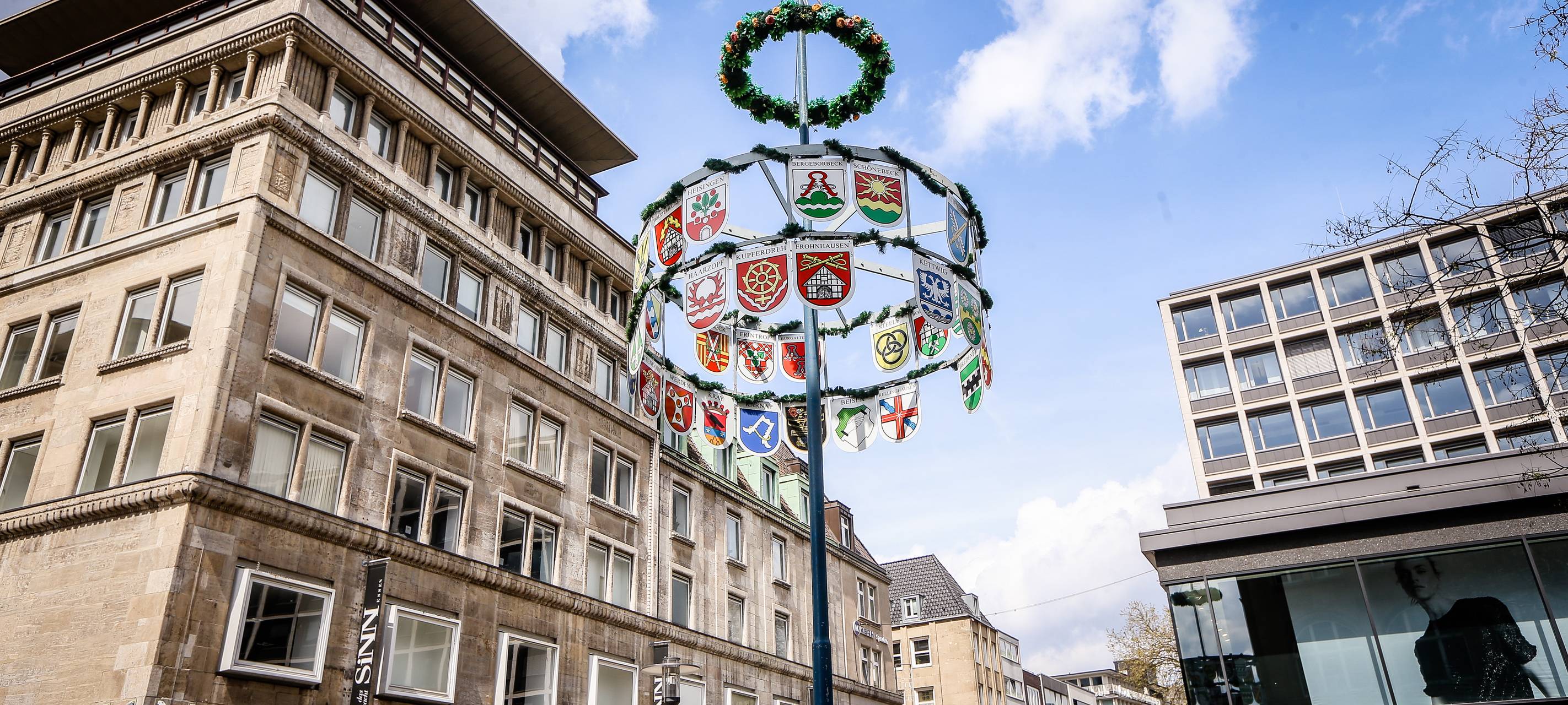 Maibaum auf dem Willy-Brandt-Platz in Essen (2021)