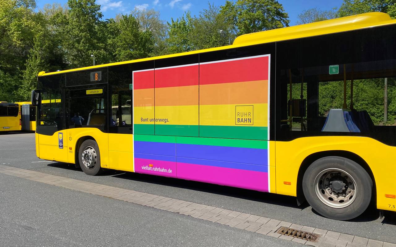 Ruhrbahn Bus Regenbogenfarben