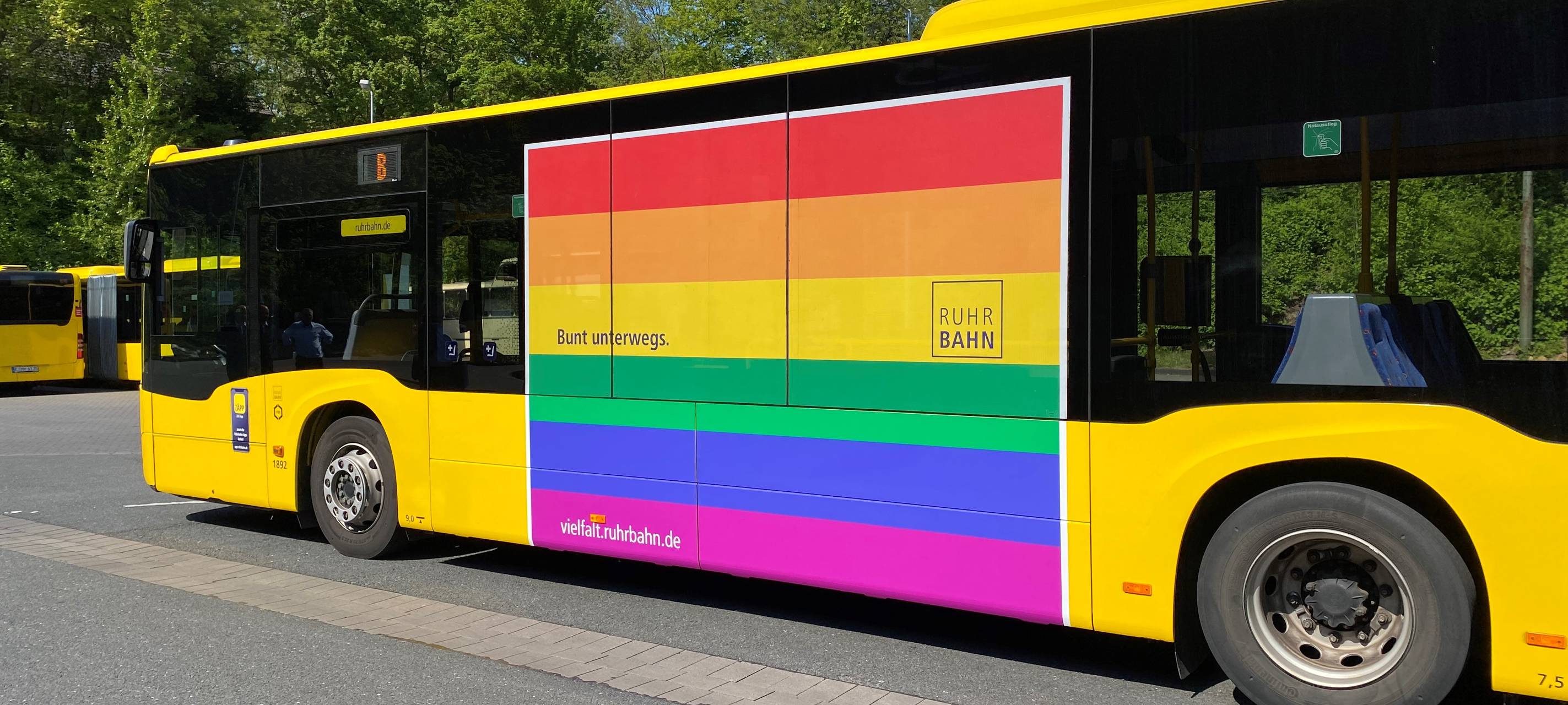 Ruhrbahn Bus Regenbogenfarben