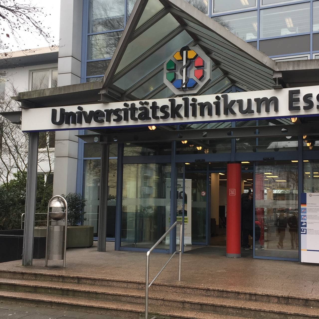 Haupteinang mit Schild "Universitätsklinikum Essen"