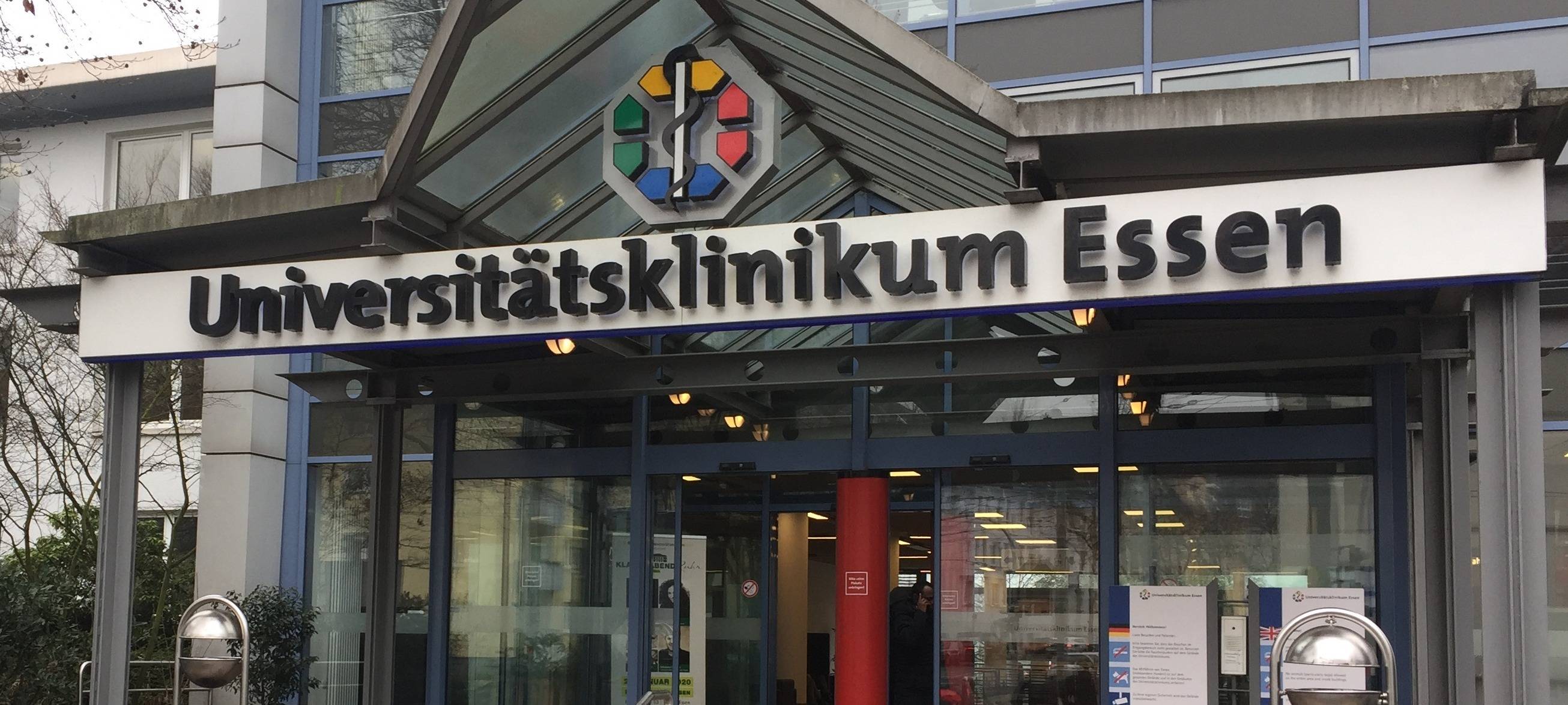 Haupteinang mit Schild "Universitätsklinikum Essen"
