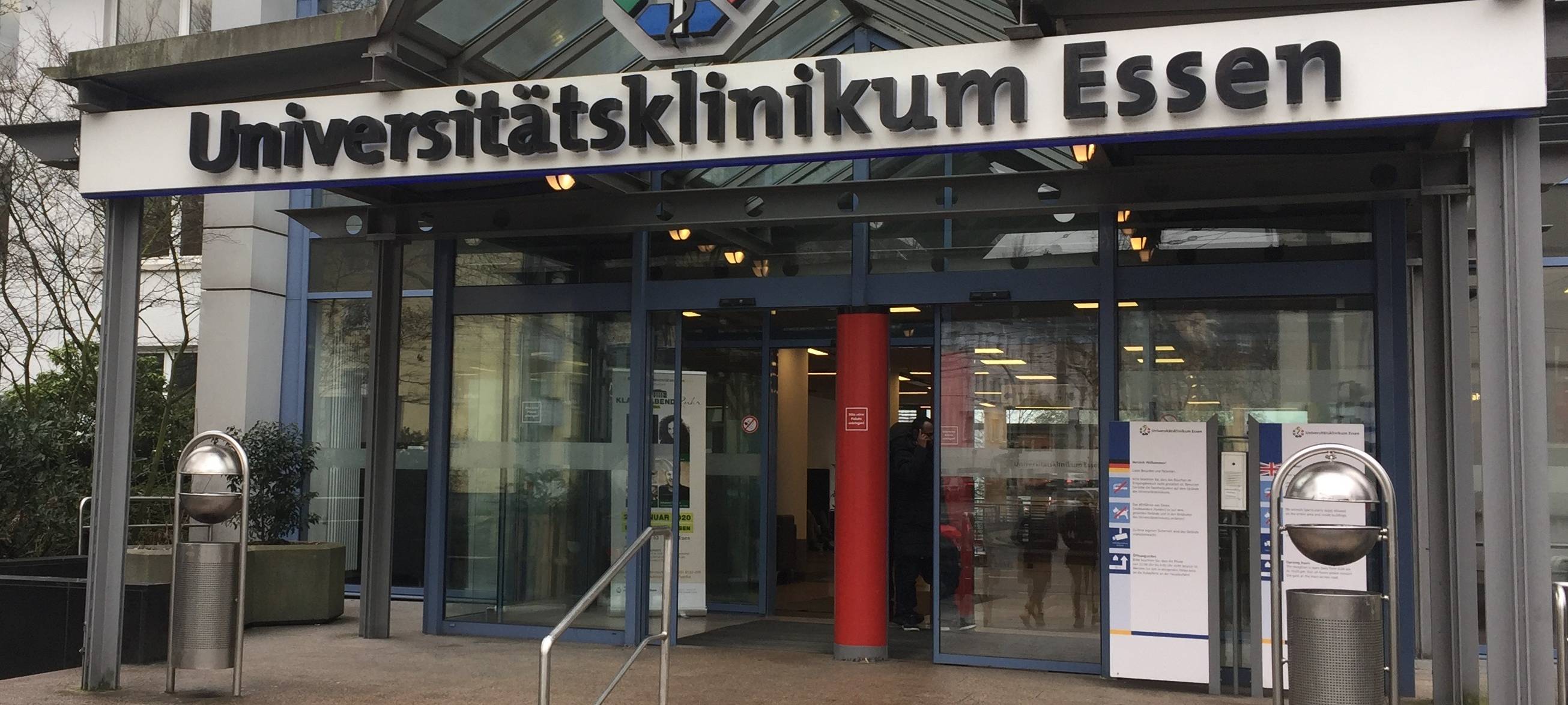 Haupteinang mit Schild "Universitätsklinikum Essen"