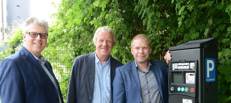 Vor dem Bürgeramt in der Hollestraße steht der erste neue Parkscheinautomat. V. l. n. r.: Christian Kromberg, Geschäftsbereichsvorstand für Recht, öffentliche Sicherheit und Ordnung, Peter Rehberg, Sachgebietsleiter im Ordnungsamt, und Christian Lang, Abteilungsleiter im Ordnungsamt.