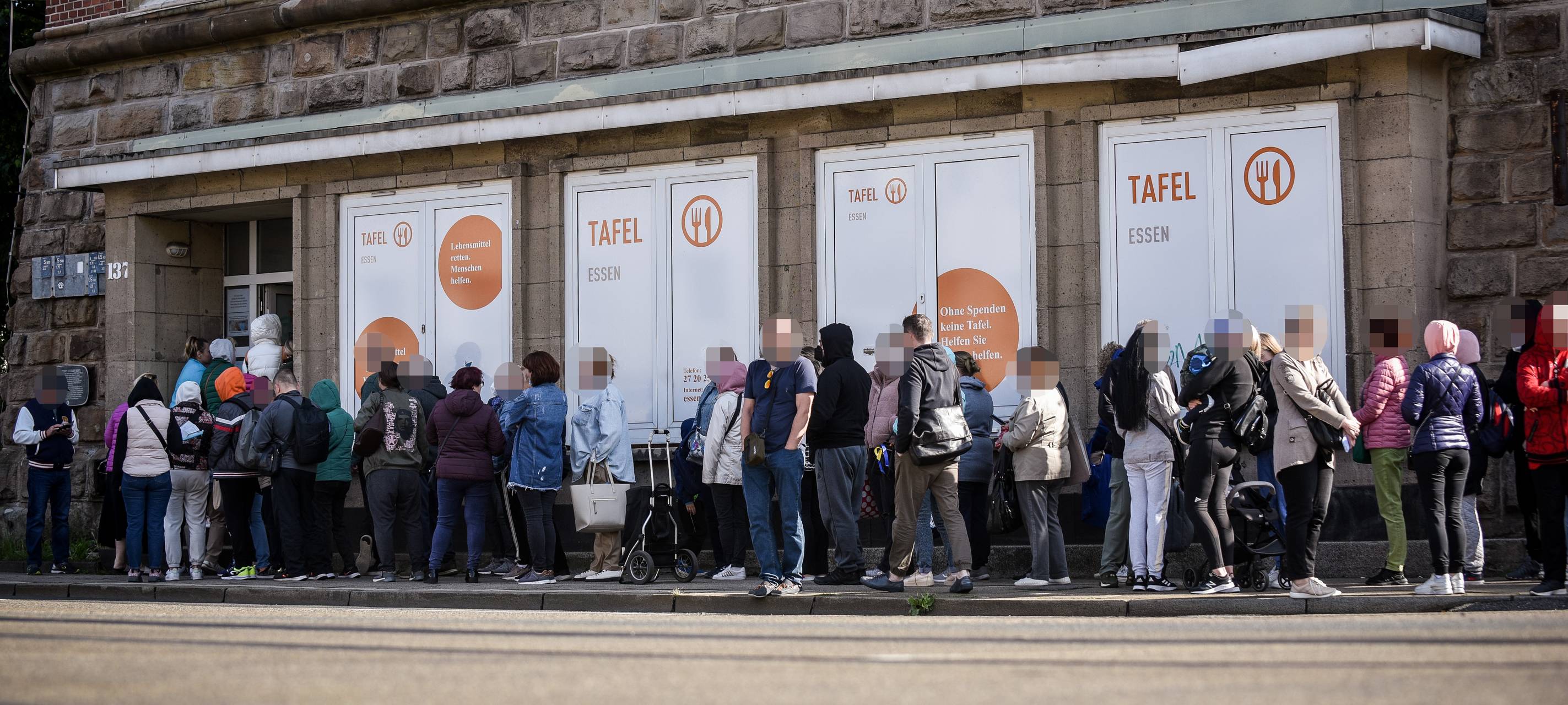 Lange Schlange vor Tafel in Essen im Juni 2022