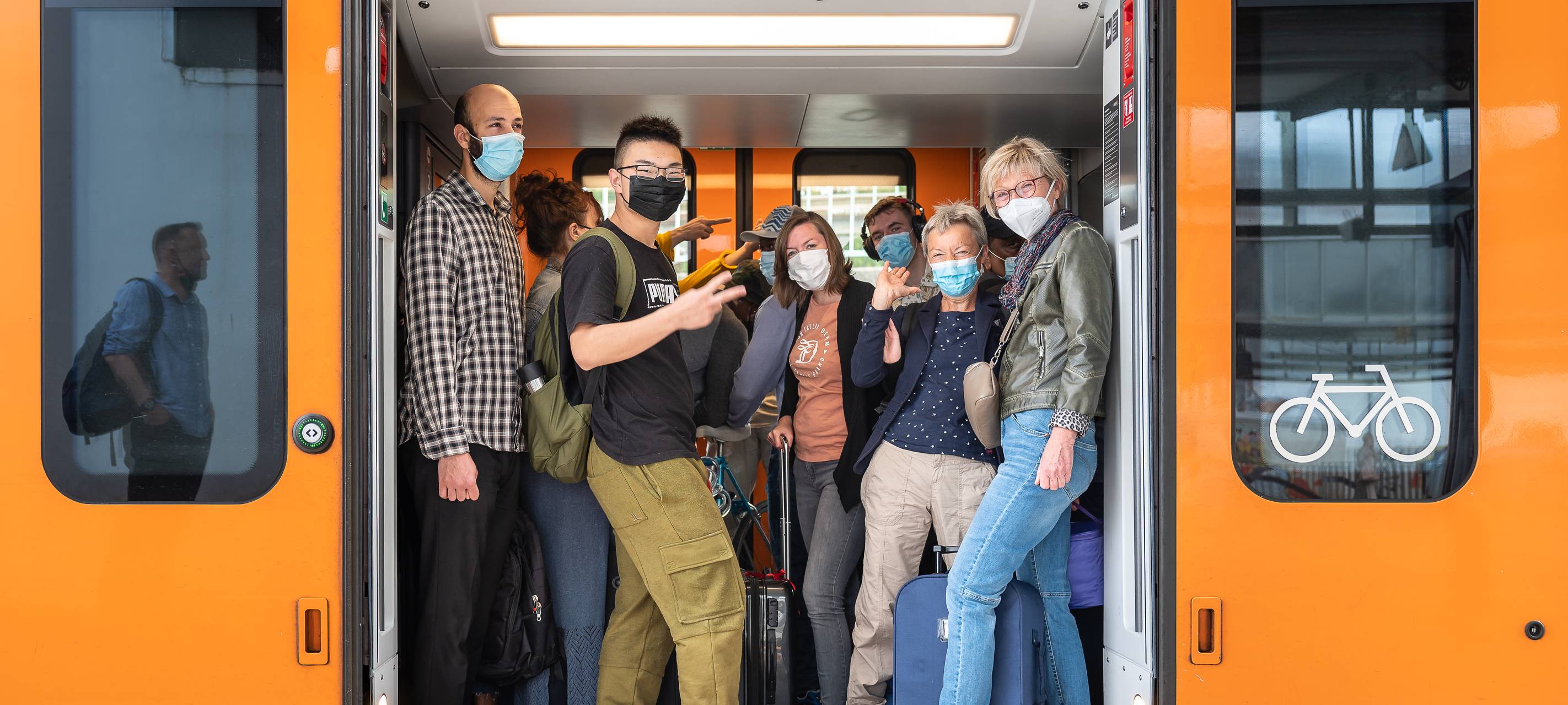 9-euro-ticket-bahn-zug-bahnhof-bahnsteig-voll-radio-essen-rrx