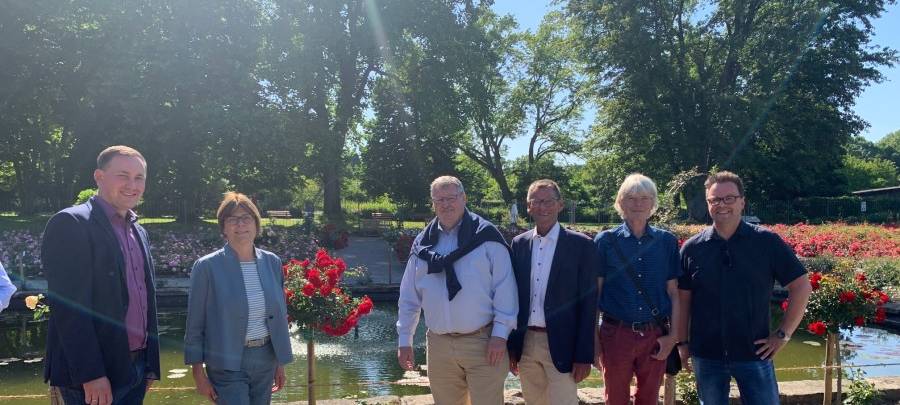 Abschluss der Umgestaltung des Rosengartens im Grugapark (v.l.n.r.): Christian Kamer, Parkleiter Grugapark, Simone Raskob, Geschäftsbereichsvorstand für Umwelt, Verkehr und Sport, Ulrich Spie, Vorsitzender des Stiftungsvereins, Norbert Meyer und Thomas Hanster vom Stiftungsverein, Rolf Mücke, Gärtnerischer Leiter.