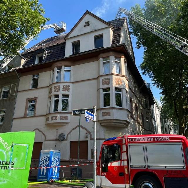 Dachstuhlbrand in der Friedbergstraße in Essen-Holsterhausen 2022