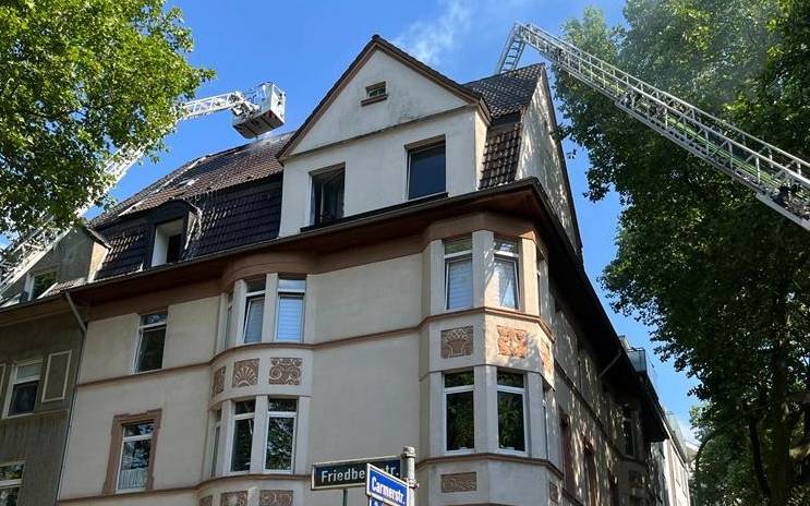 Dachstuhlbrand in der Friedbergstraße in Essen-Holsterhausen 2022