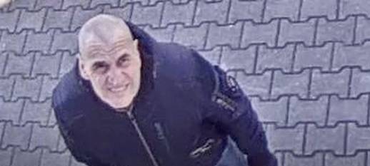 Polizei in Essen sucht mit Foto: Täter guckt vor Einbruch in die Kamera