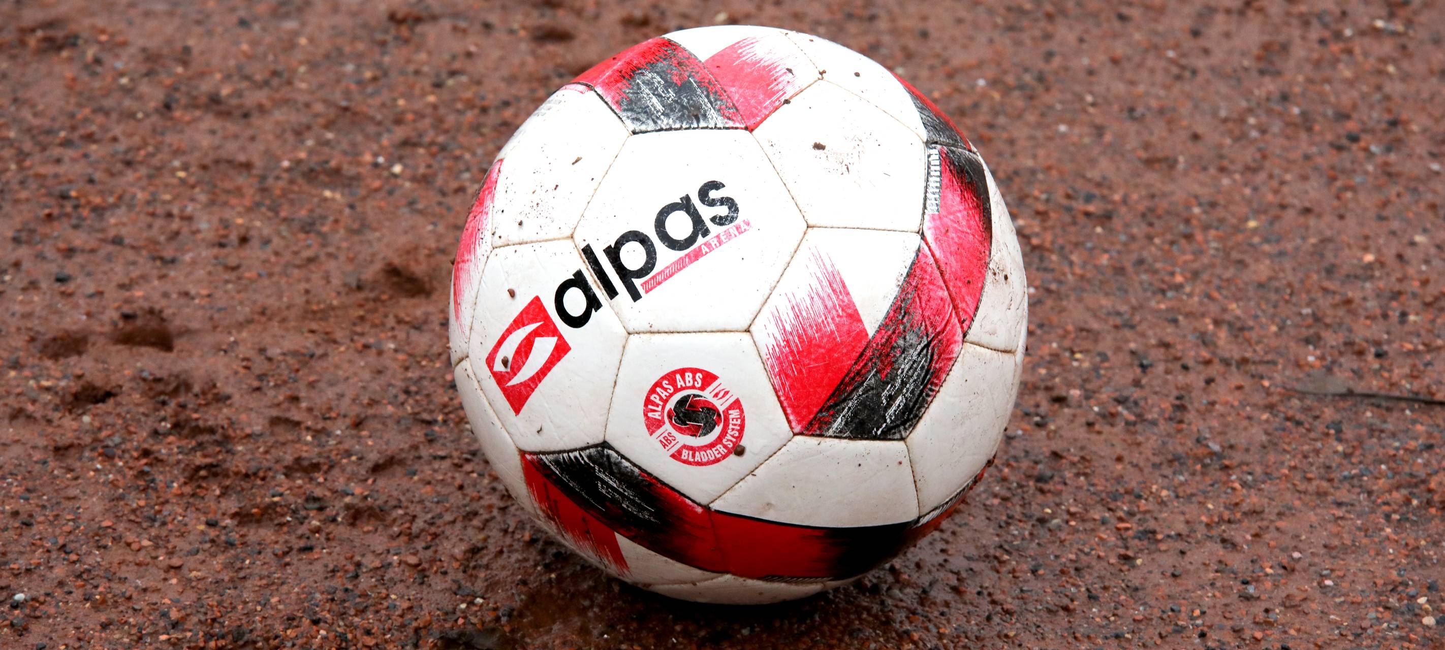 fussball-ball-asche-ascheplatz-radio-essen