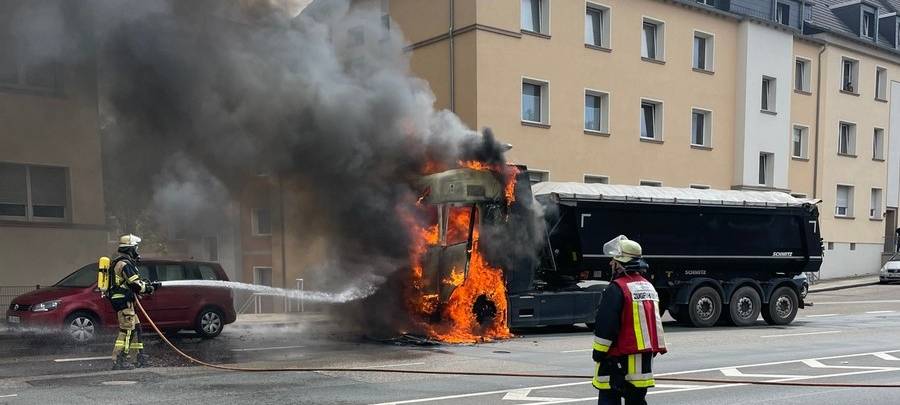 Brand in Essen: Ein LKW hat in Huttrop Feuer gefangen.