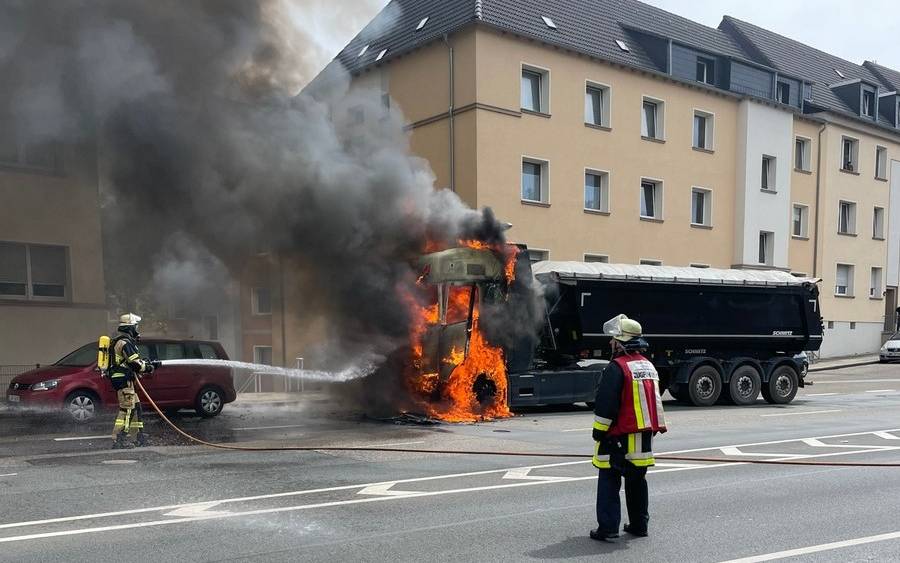 Brand in Essen: Ein LKW hat in Huttrop Feuer gefangen.