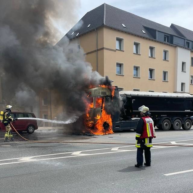 Brand in Essen: Ein LKW hat in Huttrop Feuer gefangen.