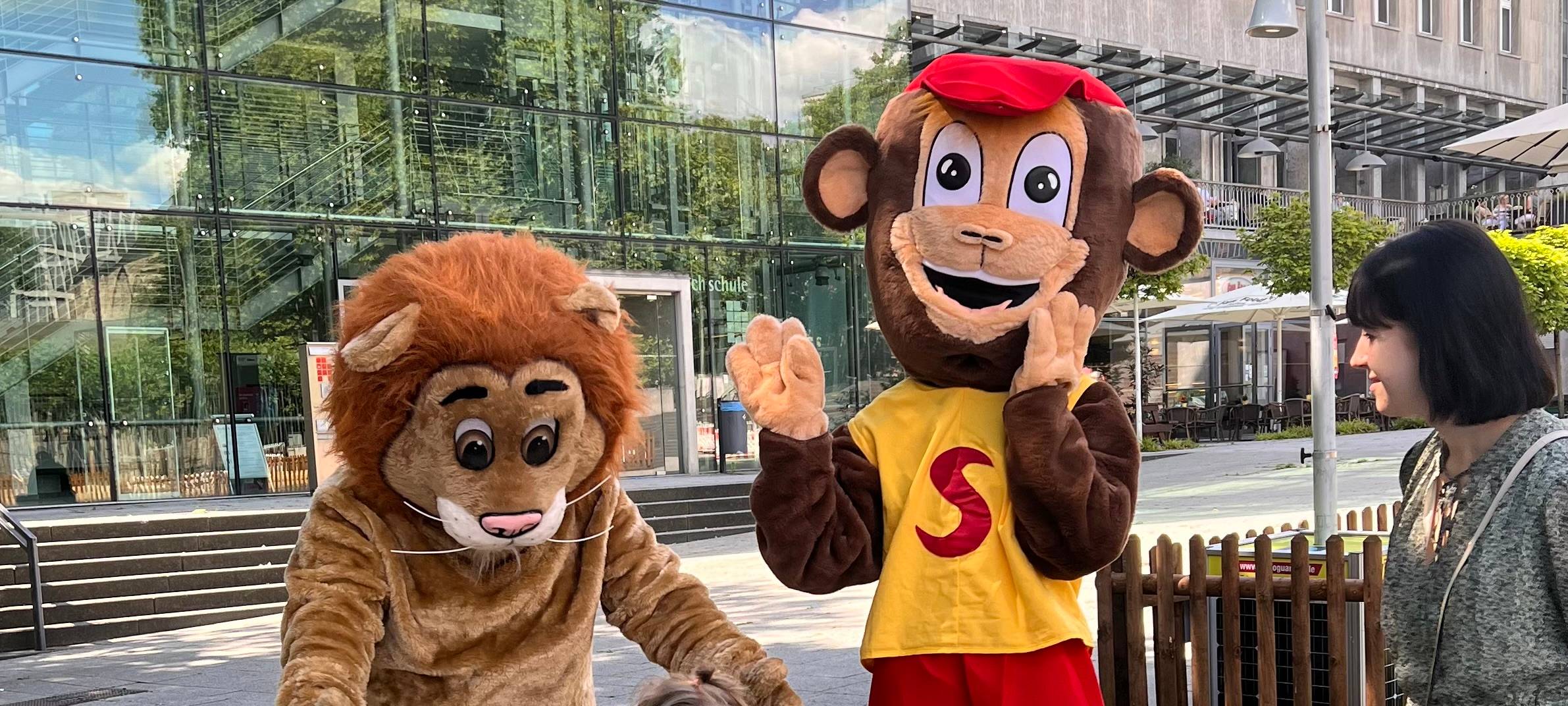 Auf dem Burgplatz in Essen gibt es ab sofort einen XXL-Sandkasten.