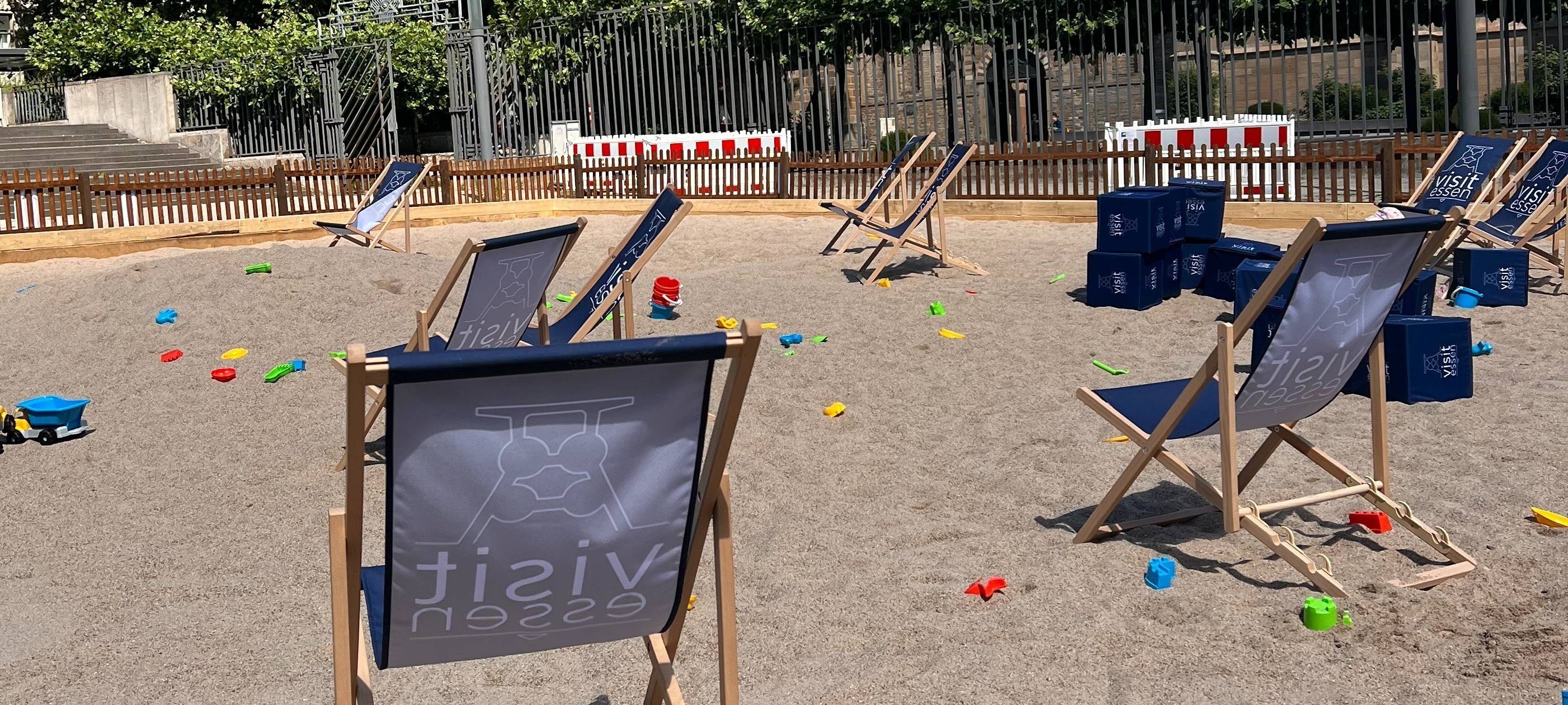 In der Innenstadt von Essen steht ab sofort ein XXL-Sandkasten. Das ist eine Maßnahmen, um die Innenstadt wiederzubeleben.