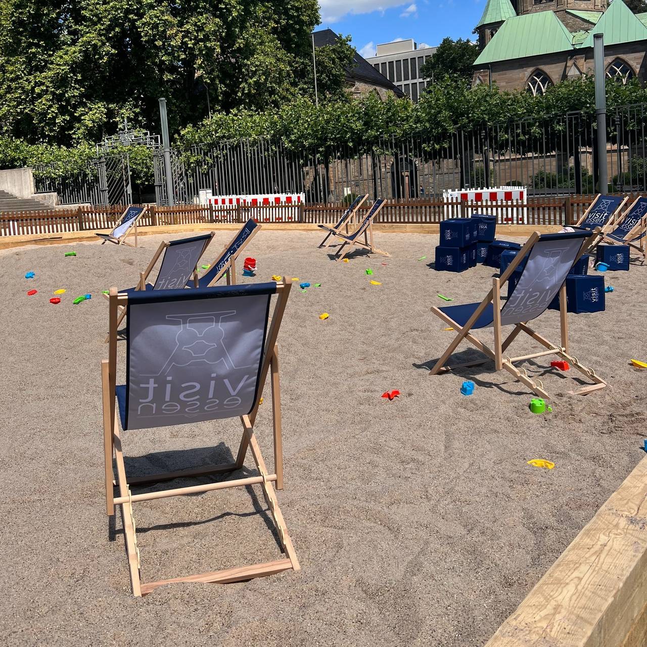 In der Innenstadt von Essen steht ab sofort ein XXL-Sandkasten. Das ist eine Maßnahmen, um die Innenstadt wiederzubeleben.